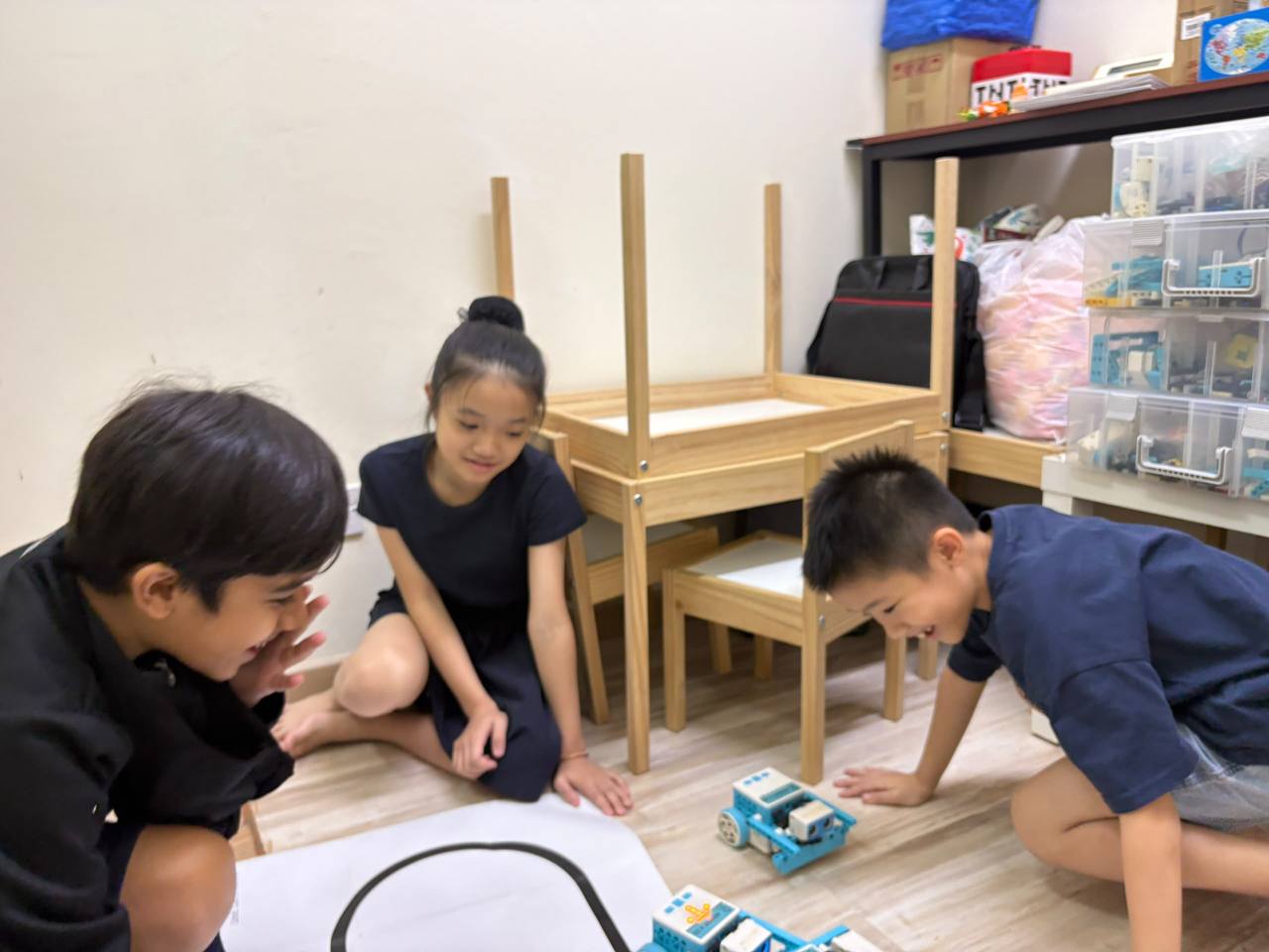 孩子们在课堂上一起探索机器人